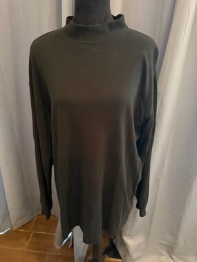 St. John's Bay Men’s Black Mock Neck Top. Size large